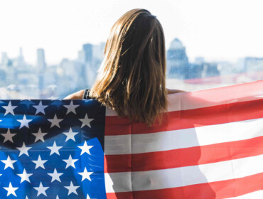 Mujer bandera con bandera
